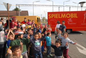 Das rotzfreche Spielmobil aus Darmstadt besucht die Flüchtlingskinder in der Starkenburg-Kaserne